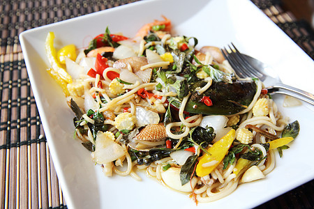 意大利面辣辣椒海鲜海鲜口味烹饪食物香菜美食盘子餐厅白色面条草本植物午餐图片
