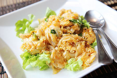 鸡肉炸面条家禽街道盘子蔬菜韭菜美味油炸食物大豆美食图片