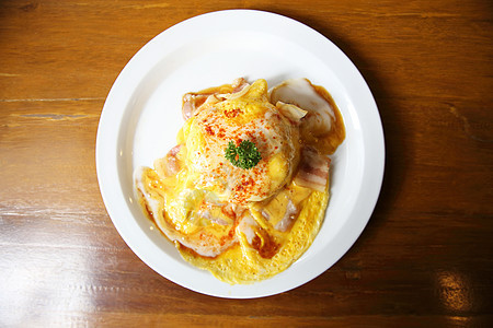 炒饭煎蛋面黄色蔬菜油炸猪肉绿色食物文化桌子烹饪盘子图片