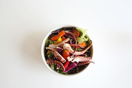 沙拉在封闭的沙拉中洋葱食物叶子美食营养餐厅环境蔬菜熏肉盘子图片