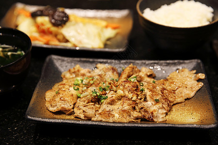 牛肉和蔬菜 日本日式烹饪火焰美食炒饭烧烤牛扒水平餐厅炙烤食物厨师图片