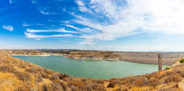 储水淡水湖全景和蓝色天空图片