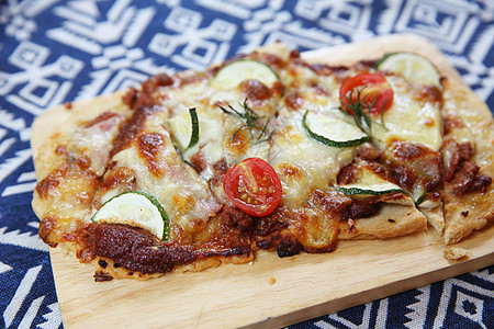 披萨火和蘑菇火腿蔬菜小吃喜悦午餐面团木头脆皮食物菠萝图片
