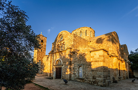 圣徒巴纳巴斯修道院和日落的钟楼图片