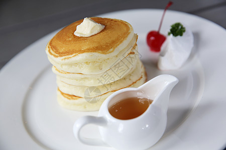 带有蜂蜜和草莓的煎饼营养盘子食物白色早餐蛋糕木头奶油美食糖浆图片