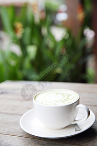 绿茶拿铁泡沫杯子饮料牛奶奶油草本植物玻璃木头叶子味道图片