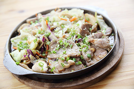 日本猪肉和姜汁煎锅午餐烧烤木头食物鱼片美食白色蔬菜沙拉胡椒图片