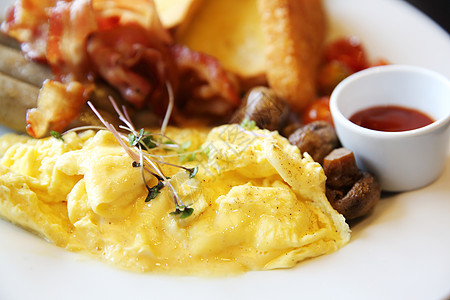 美国早餐和培根 炒鸡蛋在木本底咖啡油炸食物午餐杯子服务营养熏肉餐厅木头图片