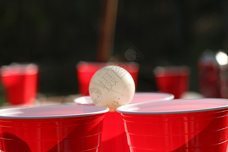 红色派对杯主题背景模板 白色背景 酒精容器在它的一边 人们在空中手舞足蹈 清空空白副本空间 事件营销和推广庆典青年旅游乒乓球舞蹈图片