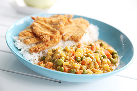 抓鸡炒猪肉咖喱饭腰部海鲜油炸黄瓜午餐烹饪美食木头沙拉食物背景