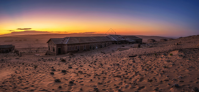 日出在纳米比亚Kolmanskop鬼城废弃房屋之上鬼城旅行全景日落建筑学阳光建筑物纳米布环境房子图片