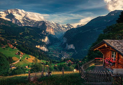 瑞士阿尔卑斯山的劳特布伦恩河谷 取自温根高山村旅行寒冷日落山峰天空村庄旅游首脑全景吸引力图片