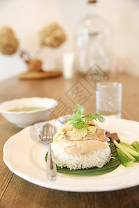 泰国食品美食鸡肉和大米香菜饮食午餐盘子烹饪黄瓜木头课程煮沸文化图片