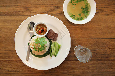 泰国食品美食鸡肉和大米煮沸男人文化木头饮食烹饪盘子香菜午餐大豆图片