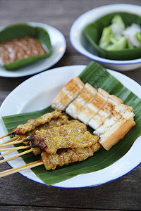 木材背景的Satay花生烧烤食物沙拉牛肉沙爹美食洋葱餐厅羊肉图片