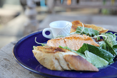Grilled 鲑鱼牛排沙拉鱼片绿色烧烤食物白色美食柠檬饮食炙烤图片