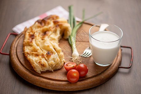 传统巴坎餐     配奶酪的布里克或波雷克派早餐桌子糕点美食馅饼午餐脆皮面包洋葱小吃图片