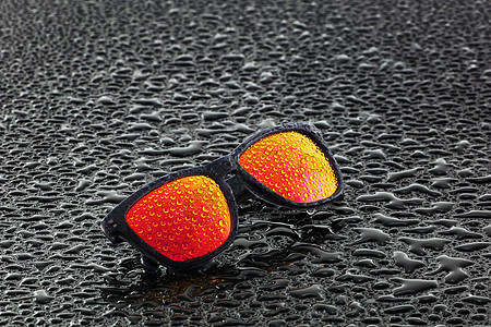 表面湿润 有水滴的橙色太阳镜图片