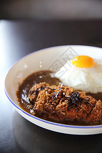 咖喱饭素材炒猪肉咖喱饭盘子沙拉木头腰部美食午餐海鲜食物黄瓜油炸背景