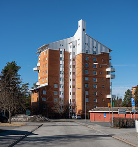 美丽的住宅现代多层建筑在瑞典 由橙棕色砖装饰 典型的当代斯堪的纳维亚建筑 瑞典北部 于默奥图片