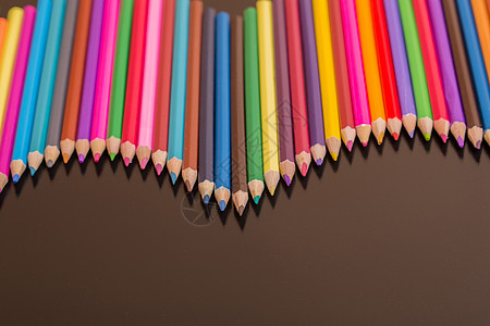 彩色铅笔锐化创造力调色板绘画学校蜡笔学习爱好工具彩虹图片
