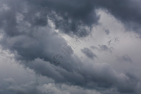灰色的暴风即将来临 云彩暗密闭背景热带积雨下雨灾难天气压力天空气氛戏剧性场景图片