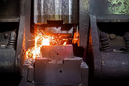 用大型机械锤子机制造热钢伪造工艺的近视前侧直透镜图片