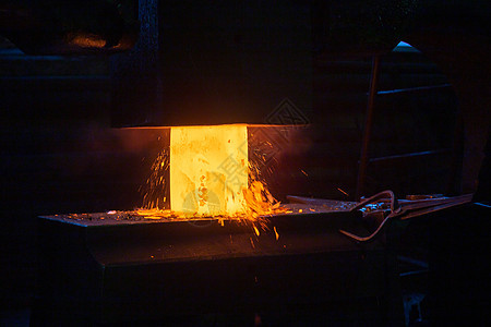 使用大型机械锤子机的热钢手工铸造工艺的近视图片加工圆柱生产工作制造业工件锤子工具力量硬度图片