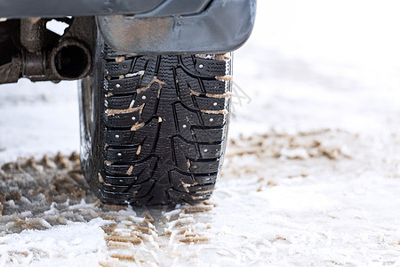 一张无名的冬季车轮照片 雪上贴有金属钉钉风险天气驾驶日光摩擦危险安全牵引力旅行尖刺图片