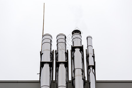 白蓝工业大楼外墙上的镀铬通风管金属建造技术环境避雷器植物管子通风蓝色合金图片