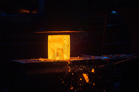 使用大型机械锤子机的热钢手工铸造工艺的近视图片温度制造业硬度金属火花锤子职业炼铁遗迹蒸汽图片
