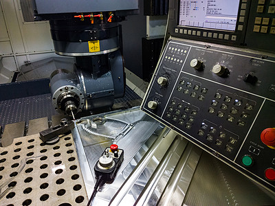 用红宝石触摸探针测量慢跑模式的大型CNC碾磨机制造业控制板工程控制器控制金工桌子钻头技术机械图片