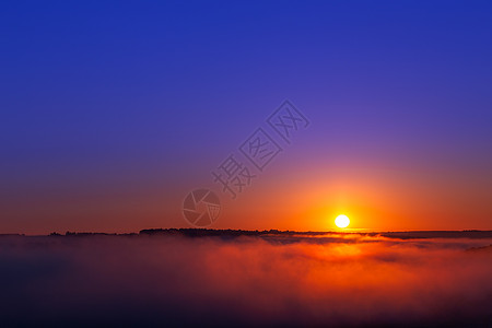 金蓝色的夏日 月光在雾中升起 没有微薄成份的乌云地平线阳光场景坡度风景紫色季节金子太阳天空图片