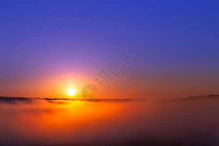 金蓝色的夏日 月光在雾中升起 没有微薄成份的乌云阴霾坡度阳光地平线季节橙子日落风景日出场景图片