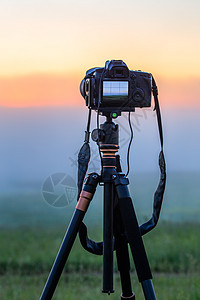 夏季三脚架拍摄浓雾清晨风景的黑色数码相机 有选择性地聚焦爱好薄雾记者照片技术远足冒险行动游客旅行图片