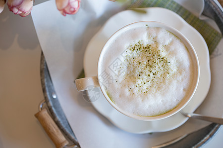 桌上的日本式绿色茶拿铁营养健康茶点食物抹茶杯子奶油白色草本植物木头图片