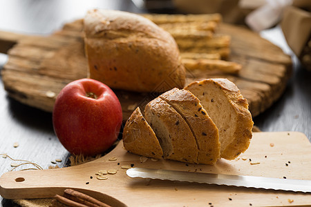 用刀砍木板上的法式面包面包条 用刀割棕色白色生活黄油硬皮面包谷物乡村厨房食物图片