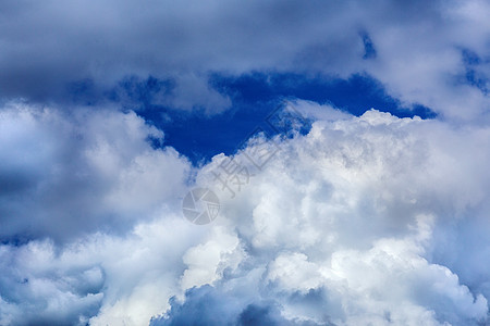 欧洲大陆白天蓝天上经常有春云 近距离电光透视镜和极分化过滤器Europe气象阳光理由气候气氛天气天空蓝色偏光片季节图片