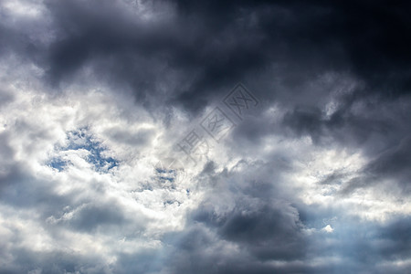 在欧洲大陆的日光行进时 暴风雨即将来临 云层紧闭气候天空季节天气阳光理由空气环境气象蓝色图片