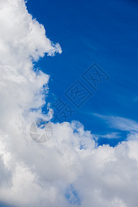 日光时白云和蓝天空 近距离发射智能远光透镜和极化过滤器 其成分最小角落天气柔软度理由空气季节阳光蓝色气氛偏光片图片