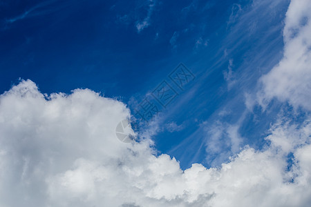 欧洲大陆白天蓝天上经常有春云 近距离透视镜和两极分化过滤器的近身智慧环境柔软度空气阳光天空理由季节偏光片气候蓝色图片