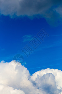 欧洲大陆白天蓝天上经常有春云 近距离电光透视镜和极分化过滤器Europe气象气候蓝色气氛天空天气空气环境偏光片月亮图片
