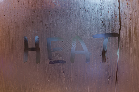 夜间湿窗玻璃上写的热字特写与散景背景墙纸反射湿度动机季节液体运动健身房训练绘画图片
