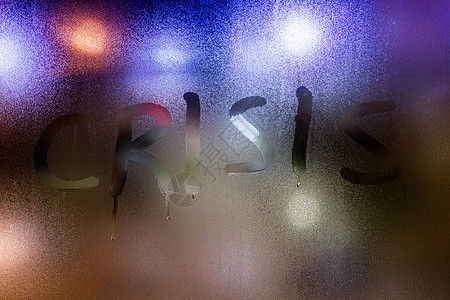 夜间湿窗玻璃上写的危机词 close-u图片