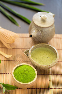 一套火辣粉碗木勺和胡须绿茶叶黑色饮料绿色抹茶叶子食物仪式杯子健康美食图片