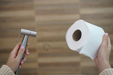 女人做一个选择 管子淋浴或卫生纸壁橱持有者组织龙头卫生间金属风格厕所洗手间水龙头图片