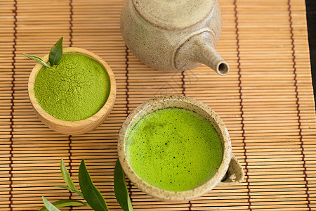 一套火辣粉碗木勺和胡须绿茶叶草本植物饮料粉末抹茶黑色叶子健康杯子美食绿色图片
