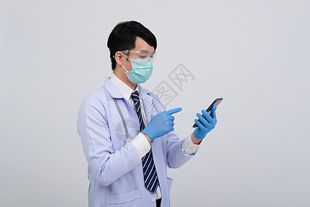 身戴智能电话和口罩的医生医生执业医师面具测量手套医院白色手机工作乐器医疗专家图片
