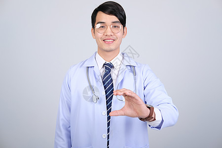 白阴沟上有听诊器的医生医生医师从业者工作保健医疗保险乐器白色专家医院医疗测量图片
