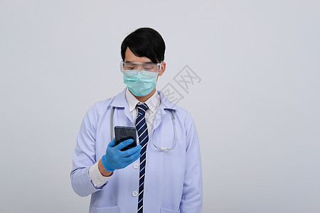 身戴智能电话和口罩的医生医生执业医师药品工作医疗面具手机眼镜测量手套从业者乐器图片